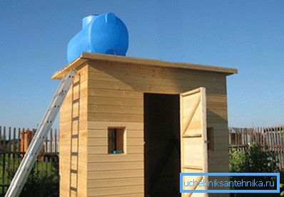 На дачах часта будуюць садовы душ з дрэва сваімі рукамі.