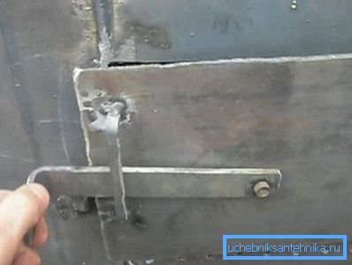 На дзверцах абавязкова павінна быць фіксавальная зашчапка (на фота)