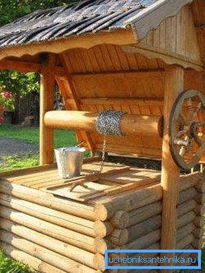 На фота - калодзеж з люкам пад навесам