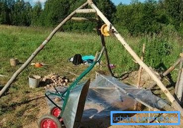 На фота - трыножак для мацавання лябёдкі На фота - трыножак для мацавання лябёдкі