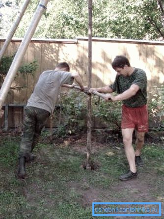 На фота - дэмакратычны варыянт бурэння свідравіны пад ваду, не задзейнічана ні адна адзінка тэхнікі. На фота - дэмакратычны варыянт бурэння свідравіны пад ваду, не задзейнічана ні адна адзінка тэхнікі.