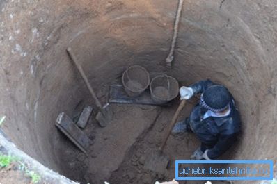 На фота - паглыбленне студні на загарадным участку На фота - паглыбленне студні на загарадным участку