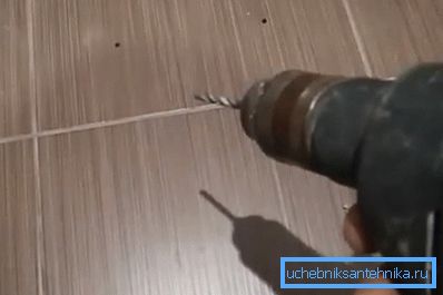 На фота - акуратныя адтуліны у кафлі