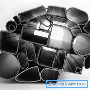 На фота асартымент профільных труб. На фота асартымент профільных труб.