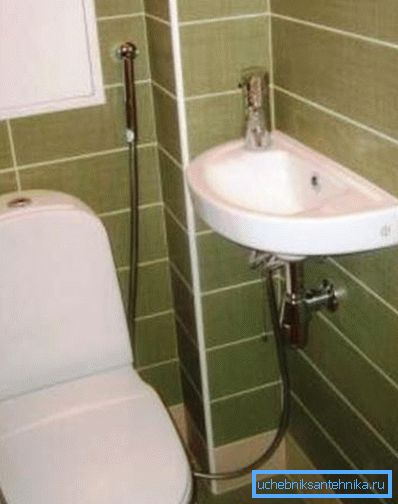 На фота - душавая асадка для бідэ падключана да ракавіны На фота - душавая асадка для бідэ падключана да ракавіны