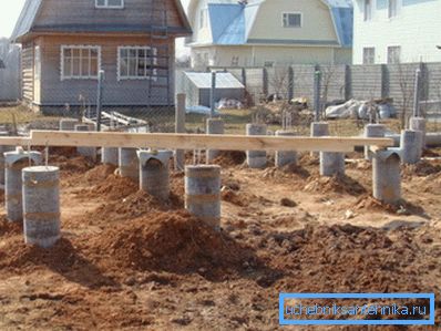 На фота - падмурак з бетонных труб На фота - падмурак з бетонных труб