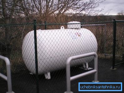 На фота - газгольдэраў для захоўвання звадкаванага газу