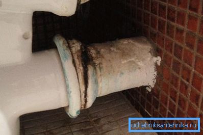 На фота - гарызантальнае размяшчэнне зліву На фота - гарызантальнае размяшчэнне зліву