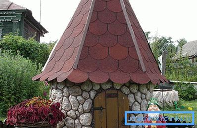 На фота каменны домік для студні. На фота каменны домік для студні.