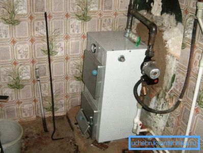На фота кацёл і пашыральны бак, устаноўленыя на рознай вышыні для натуральнай цыркуляцыі На фота кацёл і пашыральны бак, устаноўленыя на рознай вышыні для натуральнай цыркуляцыі