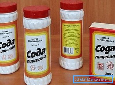 На фота - кухонная сода, якую можна выкарыстоўваць для прачысткі ўнітаза На фота - кухонная сода, якую можна выкарыстоўваць для прачысткі ўнітаза