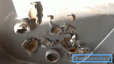 На фота палівачка з сілуміну пасля падзення на кафлю На фота палівачка з сілуміну пасля падзення на кафлю