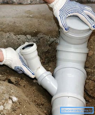 На фота - мантаж палімерных труб з раструбным злучэннем