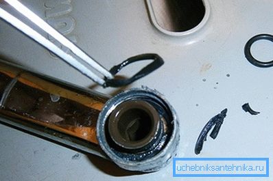 На фота паказаны працэс замены ўшчыльняльнага кольцы на Гусакоў. На фота паказаны працэс замены ўшчыльняльнага кольцы на Гусакоў.