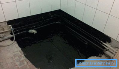 На фота паказана гідраізаляцыя падлогі і сцен памяшкання.