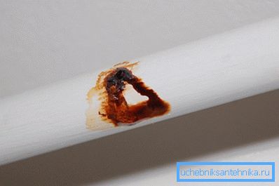 На фота паказана, як карозія разбурае сталёвую трубу