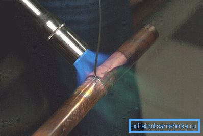 На фота прадстаўлены працэс высокатэмпературнай пайкі На фота прадстаўлены працэс высокатэмпературнай пайкі