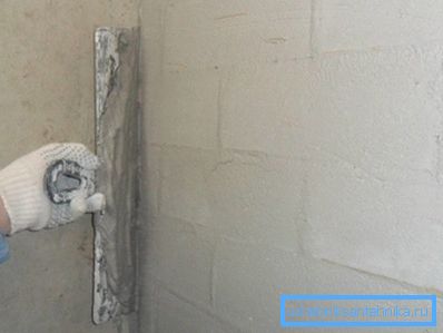 На фота - прымяненне шырокага шпателя замест масіўнага правілы