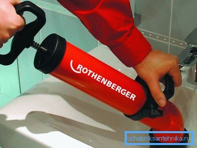 На фота - ўжываем ручной гідрапомпы