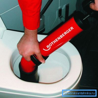 На фота - прачыстка ўнітаза пнеўматыку На фота - прачыстка ўнітаза пнеўматыку