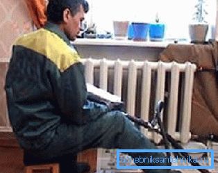 На фота сантэхнікам вырабляецца прамыванне радыятараў ацяплення ў кватэры