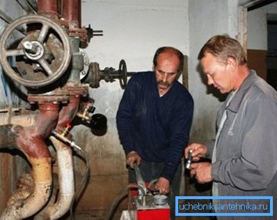 На фота супрацоўнік тэхнагляду вырабляе выпрабавальныя працы.