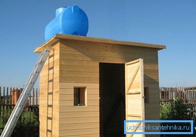 На фота - тыповы гадовы душ для дачы.