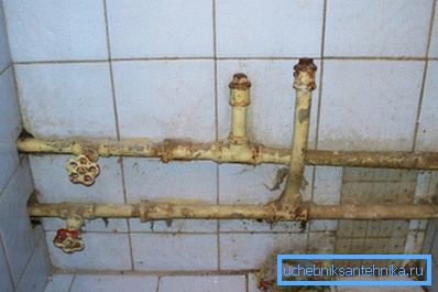 На фота - трубы, якія варта ў тэрміновым парадку замяніць (агледзіце свой вадаправод)
