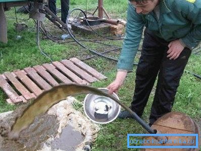 На фота бачна, што з свідравіны пры ачыстцы падымаецца заіленая вада. На фота бачна, што з свідравіны пры ачыстцы падымаецца заіленая вада.