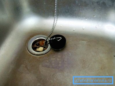 На фота бачныя белыя разводы - гэта і ёсць вапнавы налёт.