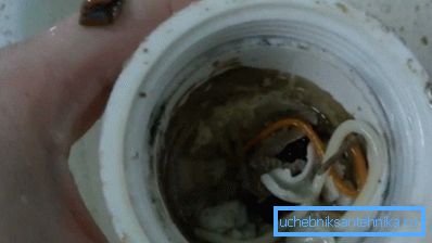 На фота - забіты сіфон ракавіны
