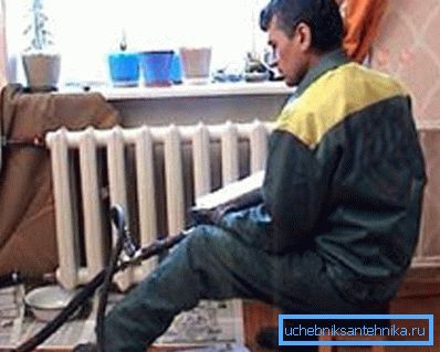 На фота запампоўванне вадкай асяроддзя ў сістэму На фота запампоўванне вадкай асяроддзя ў сістэму