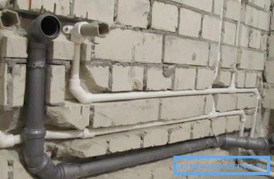 На фота - закладка схаванай каналізацыі