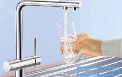На малюнку паказаны змяшальнік для кухні з кранам пітной вады з двума адтулінамі. На малюнку паказаны змяшальнік для кухні з кранам пітной вады з двума адтулінамі.