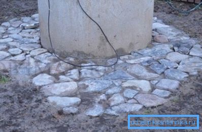 На трэцім - які ўкладваецца камень у бетонную масу, на фота - вынік працы, калі бетон застыгне На трэцім - які ўкладваецца камень у бетонную масу, на фота - вынік працы, калі бетон застыгне