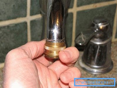 Наглядна прадэманстравана як падключыць цуд-шланг да вадаправода - проста купіце адмысловы перахаднік з адпаведнай разьбой
