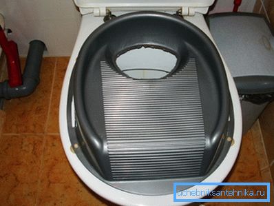 Накладка для котак на ўнітаз з перфараванымі коламі рознай велічыні Накладка для котак на ўнітаз з перфараванымі коламі рознай велічыні