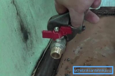 Накручвае кран і зацягваем ключом. Накручвае кран і зацягваем ключом.