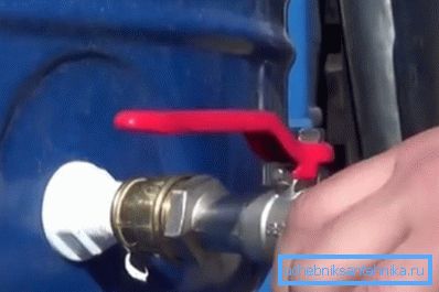 Накручвае кран на штуцэр Накручвае кран на штуцэр