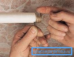 Намотваюць лён і наносім пасту. Намотваюць лён і наносім пасту.