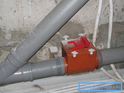 Вонкавы зваротны клапан для фанаў труб 110 мм, усталяваны ў сістэму