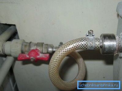 Нароўні з рабочымі падводкамі выкарыстоўваюцца армаваныя шлангі на звычайных штуцэрах. Нароўні з рабочымі падводкамі выкарыстоўваюцца армаваныя шлангі на звычайных штуцэрах.