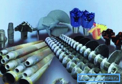 Асадкі на буры, шнек адводу грунту, сістэма труб і іншыя камплектуючыя буравых установак, якія выканаўца звычайна ўносіць у артыкул выдаткі, паколькі яны маюць аднаразовае прымяненне або застануцца ў самой свідравіне