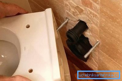 Насценныя ўнітазы мацуюцца на сцяну з дапамогай адмысловых анкерных нітаў Насценныя ўнітазы мацуюцца на сцяну з дапамогай адмысловых анкерных нітаў