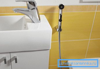 Насценны змяшальнік для бідэ з гігіенічным душам не псуе інтэр'ер Насценны змяшальнік для бідэ з гігіенічным душам не псуе інтэр'ер