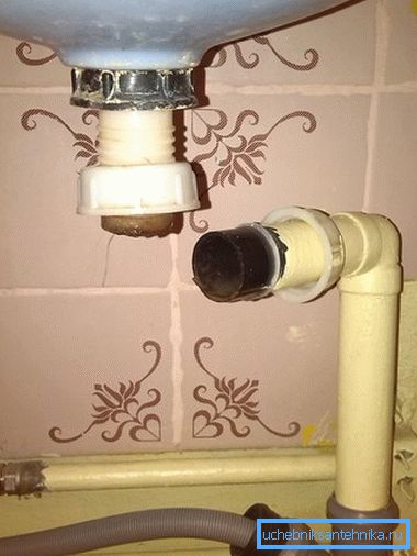 Не пакідайце зліўную адтуліну адкрытым, каналізацыйныя газы могуць быць атрутныя. Не пакідайце зліўную адтуліну адкрытым, каналізацыйныя газы могуць быць атрутныя.