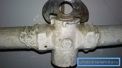 Не забудзьцеся прыбраць напластаванні старой падмотванні і фарбы. Не забудзьцеся прыбраць напластаванні старой падмотванні і фарбы.
