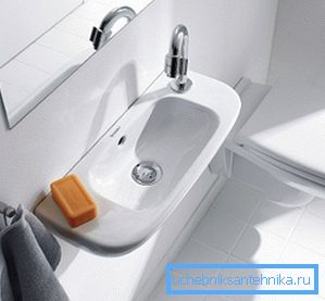 Невялікая вузкая ракавіна для туалета Невялікая вузкая ракавіна для туалета