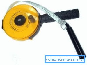 Невялікі груз, усталяваны на рулетку, дапаможа вымераць глыбіню свідравіны і па размяшчэнні вільготных месцаў пакажа ўзровень залягання ваданоснага пласта