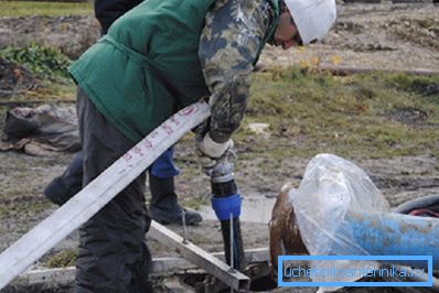 Недахопам лічыцца вялікая колькасць растворанага жалеза і соляў. У здабываецца вадзе, жалеза знаходзіцца ў двухвалентным выглядзе, але як толькі артэзіянская вада падвяргаецца ўздзеянню тэмпературы ў чайніку або воданагравальніку, жалеза пераходзіць у трохвалентнага стан і выпадае ў выглядзе ападкаў іржы. Для бесперабойнай падачы вады патрабуецца перыядычная рэвізія канструкцыі.